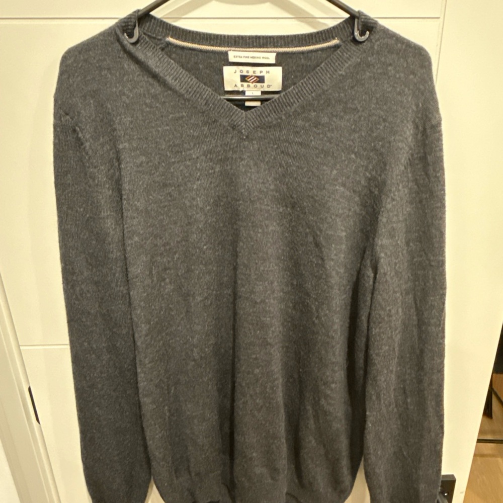 Joseph Abboud 100% Extra Fine Merino Wool Dark Gray V Neck Sweater Men’s Large